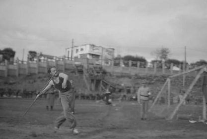 Urheilukenttä Petroskoi_04 Keihäänheittäjä ottelussa Karhumäki-Aunus-Syväri-Äänislinna_SA-kuva 12-9-1942
