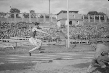 Urheilukenttä Petroskoi_03 Kolmiloikkaaja ottelussa Karhumäki-Aunus-Syväri-Äänislinna_SA-kuva 12-9-1942