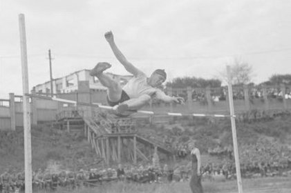 Urheilukenttä Petroskoi_02 Korkeushyppääjä yleisurheilukilpailuissa_SA-kuva 23-6-1942