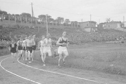 Urheilukenttä Petroskoi_01 3000 metrin juoksukilpailu käynnissä_SA-kuva 23-6-1942