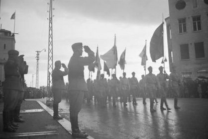 Sortavalan Kauppatori_06 Kaupungin takaisinvaltaamisen 2-vuotisjuhlapäivän paraatin ohimarssi_SA-kuva 15-8-1943