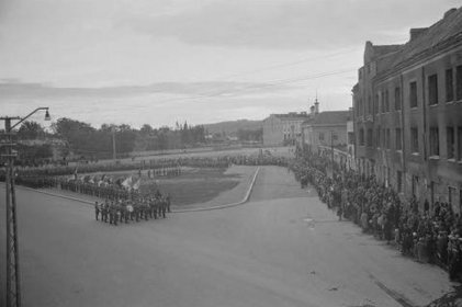 Sortavalan Kauppatori_05 Sortavalan takaisinvaltaamisen 2-vuotisjuhlapäivän paraati_SA-kuva 15-8-1943