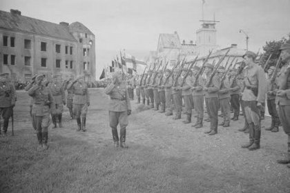 Sortavalan Kauppatori_01 7Dn komentaja, kenraali Svensson tarkastaa kaupungin takaisinvaltaamisen 2-vuotisjuhlapäivän paraatijoukot_SA-kuva 15-8-1943