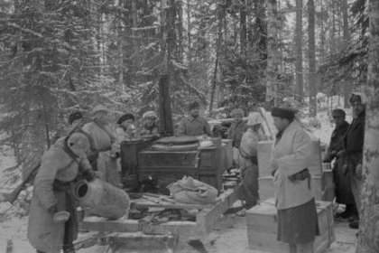 Piitsoinoja_02 Poikamme kenttäkeittiön äärellä maaliskuussa 1940_SA-kuva 13-3-1940