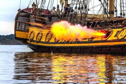 Lotinapellon Sotahistoriapuisto_06 Pietari Suuren lippulaiva, 28-tykkinen Standart tehtiin Lotinapellossa_Replika ampuu_Kuva Internet