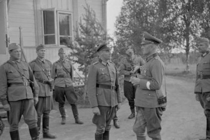 Loimolan kansakoulu_05 Kenraali Engelbrecht vieraili Loimolan kenttäsairaalassa ja luovutti muutamalle haavoittuneelle rautaristin elokuussa 1941_SA-kuva 14-8-1941