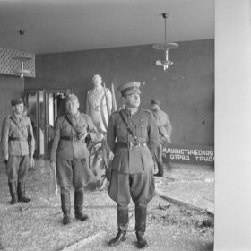 Sortavalan Seurahuone_11 Kenraali Heinrichs (oik) ja eversti Svensson Seurahuoneen ravintolasalissa_SA-kuva 16-8-1941