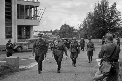 Sortavalan Seurahuone_10 Kenraali Heinrichs ja eversti Svensson Seurahuoneen luona elokuussa 1941_SA-kuva 16-8-1941