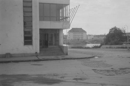 Sortavalan Seurahuone_09 Pääsisäänkäynnin kulma syyskuussa 1944, taustalla näkyy kansakoulu_SA-kuva 22-9-1944