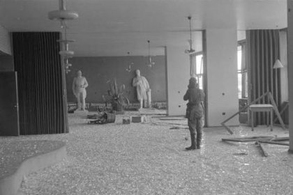 Sortavalan Seurahuone_05 Seurahuoneen ravintolasali_Ikkunalasit ovat tulleet sisään vihollisen räjäyttäessä Karjalansillan pään_SA-kuva 15-8-1941