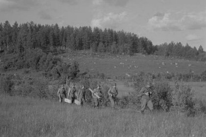 Loimola kaakko_04 Pst-lähitorjuntaryhmä siirtymässä uuteen väijytysasemaan Loimolan eteläpuolella heinäkuussa 1944_SA-kuva 16-7-1944