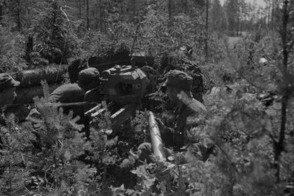 Loimola kaakko_02 75 millimetrin pst-tykki tuliasemassaan_SA-kuva 22-7-1944