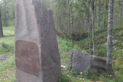 Kollaan muistomerkki_03 Muistopaaden liekkikärki on katkennut ja pudonnut maahan_Kuva E Naukkarinen elokuu 2016