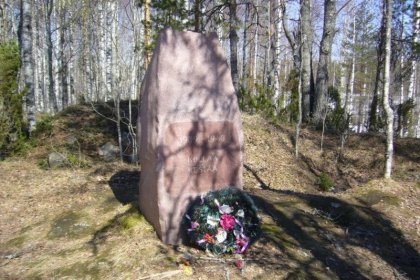 Kollaan muistomerkki_01 Muistopaasi