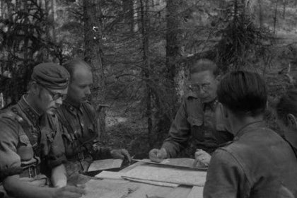 U-asema Syskyjärven lohko_05 JR 4n komentaja eversti Simelius esikuntansa kanssa neuvonpidossa Syskyjärvellä heinäkuussa 1944_SA-kuva 25-7-1944