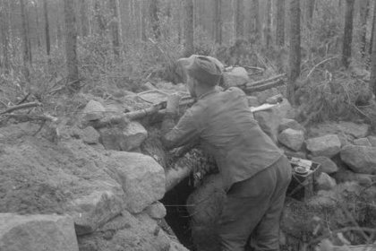 U-asema Syskyjärven lohko_03 Tulenjohtaja pesäkkeessään Syskyjärvellä_SA-kuva 25-7-1944