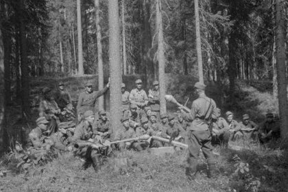 U-asema Syskyjärven lohko_02 Panssarinyrkin käytön oppitunti Syskyjärvellä_SA-kuva 25-7-1944