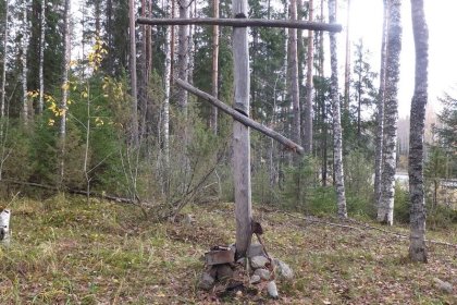U-asema Karttasuon bunkkeri_03 Venäläisten joukkohaudan merkkinä on risti_Kuvassa oikealla näkyy maantie_Bunkkeri jää kuvan ulkopuolelle vasempaan