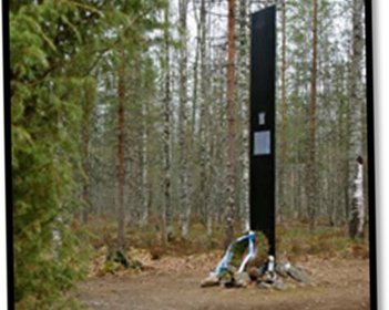 Kenttähautausmaa_08 Muistomerkki Kollaan miekka