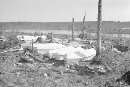 Kenttähautausmaa_05 Maastosta löydettyjen Kollaan sankarivainajien arkkuja kesäkuussa 1942_SA-kuva 26-6-1942