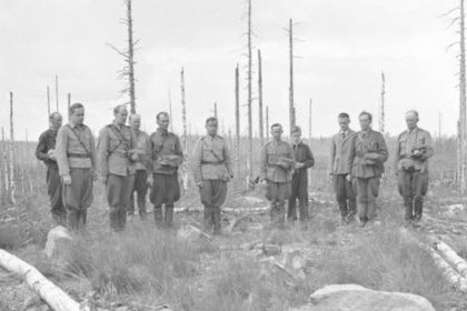 Kenttähautausmaa_03 Suomalaissotilaat hiljentyneenä kaatuneiden muistoksi Kollaalla kesäkuussa 1942_SA-kuva 26-6-1942