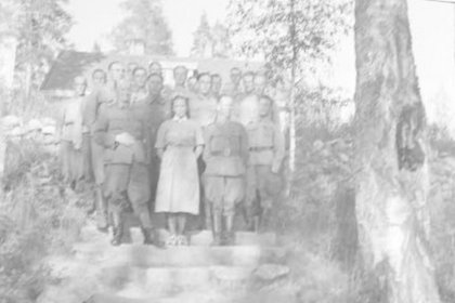 Kenttähautausmaa_04 Kollaalla suomalaisvainajia etsivän KEKn hlökunta ja  S Häyhä (edessä oik) majoitustalonsa edustalla Loimolassa_SA-kuva 27-6-1942