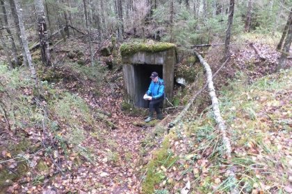 U-asema Rämeoja_02 Soturimme tutkii karttaa Rämeojan bunkkerin edustalla syyskuussa 2016_Kuva E Naukkarinen