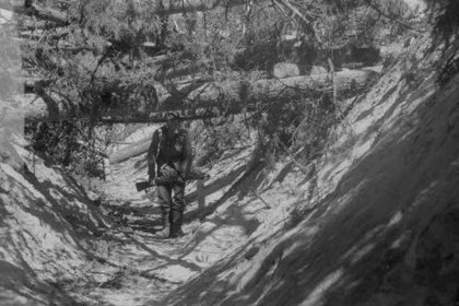 U-asema Nietjärvi_08 Nietjärven hyökkäysvaunukaivanto on harjun takana_SA-kuva 22-7-1944