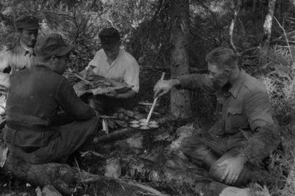 U-asema Nietjärvi_05 Poikamme räiskäleiden paistossa Nietjärvellä taistelujen välisellä tauolla_SA-kuva 22-7-1944