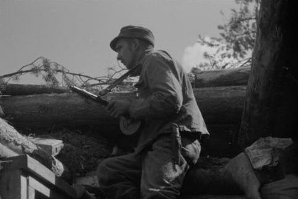 U-asema Nietjärvi_03 Suomi-konepistoolimies tähystää etulinjassa_SA-kuva 19-7-1944