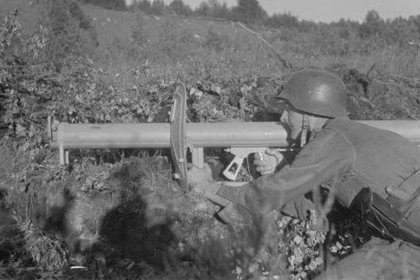 U-asema Nietjärvi_02 Tähtäysharjoittelua panssarikauhulla heinäkuussa 1944_SA-kuva 16-7-1944