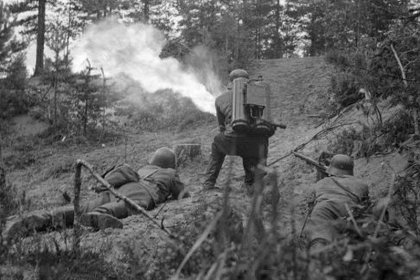 U-asema Nietjärvi_01 Tällaiset liekinheitinpartiot hyökkäsivät myös Nietjärvellä_SA-kuva 15-8-1941