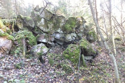 U-asema Kalliobunkkeri_05 Bunkkerille johtava polku läpäisee etulinjan, jossa on monumentaalisia teräsbetoniryökkiöitä_Kuva E Naukkarinen syyskuu 2016