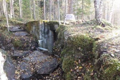 U-asema Kalliobunkkeri_02 Tulenjohtobunkkerin oviaukko_Taustalla näkyvän vaalean kuvun paikalla on tj-paikan tähystyspiste_Kuva E Naukkarinen syyskuu 2016