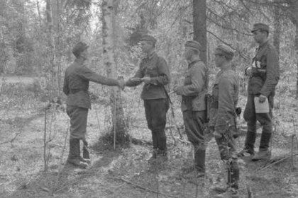 U-asema Maksimoff_03 JR 44n komentaja, everstiluutnantti Rytkönen jakaa kunniamerkkejä taistelussa kunnostautuneille_SA-kuva 9-8-1944