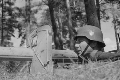 U-asema Maksimoff_02 Panssarikauhumies ampumavalmiina_SA-kuva 5-8-1944