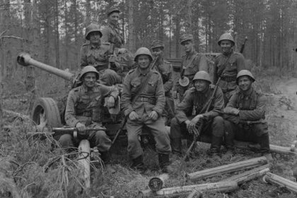 U-asema Lemetin lohko_06 Tämä 24-Tykkikomppanian joukkue tuhosi pst-tykillä ja lähitorjunta-aseilla 26 hyökkäysvaunua kesän 1944 taisteluissa_SA-kuva 3-8-1944