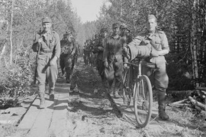 U-asema Lemetin lohko_05 Kranaatinheitinjoukkue marssilla_SA-kuva 17-7-1944