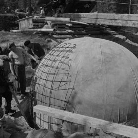 Linjatien pallokorsu_06 Pallon raudoitus aloitetaan_SA-kuva 18-5-1944