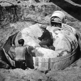 Linjatien pallokorsu_05 Sisämuottina toimivan kumipallon täyttö käynnissä_SA-kuva 18-5-1944