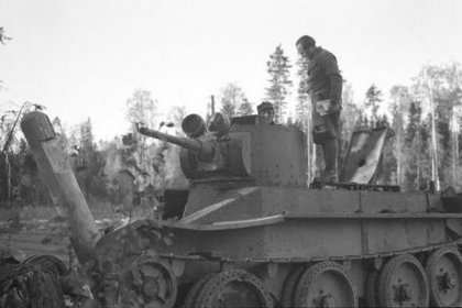 Matrossa_03 Taistelussa tuhoutunut venäläinen panssarivaunu_SA-kuva 23-9-1841