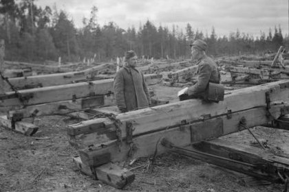Matrossa_02 Matrossan metsätyökeskuksen suurikokoisia traktorivetoisia rekiä_Sotavankia haastatellaan_SA-kuva 25-9-1941