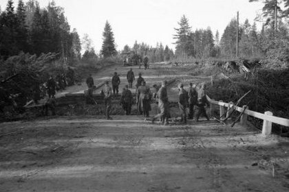 Puoliväli_03 Pioneerimme tekivät nopeasti uuden sillan räjäytetyn tilalle_SA-kuva 23-9-1941