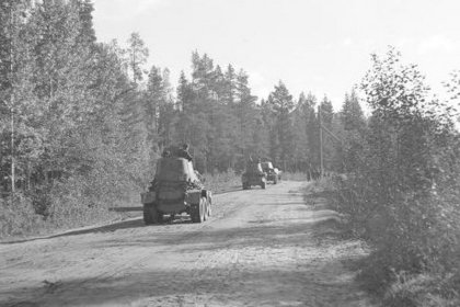 Puoliväli_02 Panssariauto-osasto etenee Prääsä-Petroskoi -maantiellä_SA-kuva 23-9-1941