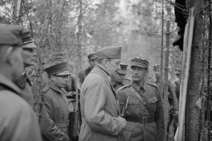 Puoliväli_01 Mannerheim keskustelee eversti Heiskasen kanssa tilanteesta Puolivälin ja Matrossan välisessä maastossa_SA-kuva 27-9-1941