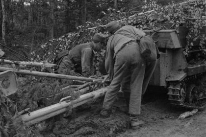 Varloi_02 Pst-tykkiä kiinnitetään vetotankettiin_SA-kuva 28-6-1944