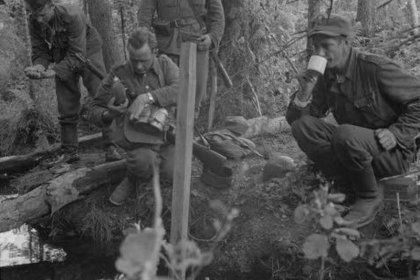 Varloi_01 Jano sammutetaan purosta taistelujen lomassa_SA-kuva 28-6-1944