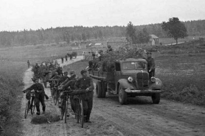 Uusikylä_03 Joukkojamme marssilla Uusikylässä heinäkuussa 1944