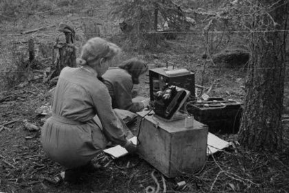 Kaukoijärvi_03 Viestityslottia työssään kesäkuussa 1944_SA-kuva 28-6-1944