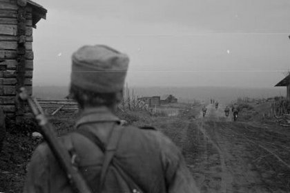 Kaukoijärvi_02 Jääkärit menossa Suurimäeltä kohti Kaukoijärveä kesäkuussa 1944_SA-kuva 28-6-1944